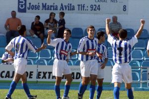 Los jugadores del Cerro celebran un gol en el José Pache. / ALFONSO