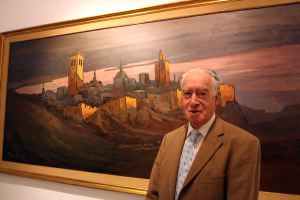 Francisco Pedraja Muñoz con una de sus obra expuestas en el Museo Provincial de Bellas Artes de Badajoz, donde se han reunido 116 de sus cuadros. / ALFONSO