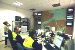 Sala de pantallas en la comisaría de Policía Local. / E. P.
