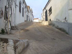 Calle con pendiente de Segura de León donde el presunto secuestrador se dio a la fuga. / HOY
