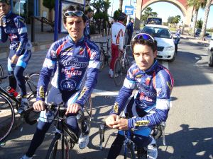 Julián y Jorge, ayer en Murcia con sus nuevos maillots. / HOY