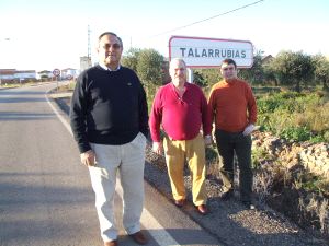Emilio Pérez, Manolo Ledesma y Luis Nieto, miembros de Los Cabales, en Talarrubias. / R. HABA.