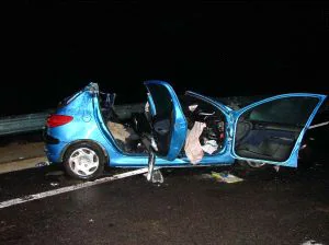 El Peugeot 206 quedó destrozado tras el accidente. Dentro viajaban cuatro jóvenes de Usagre. / VÍCTOR PAVÓN