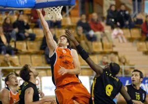 Mazur deja una bandeja ante Phifer en el partido Habitacle-Tarragona en La Granadilla. / C. MORENO