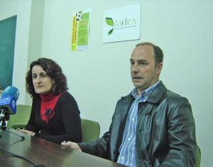 Luis González y Susana Rico, presidente y psicóloga de Fadex, en Villanueva. / FRAN H.