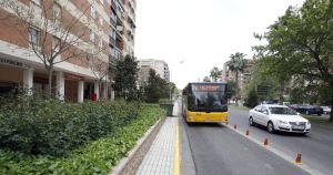 Los autobuses ganan diez minutos en las horas punta gracias al carril bus abierto en la avenida Sinforiano Madroñero. / ALFONSO