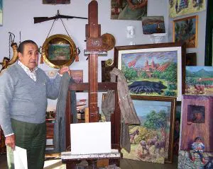 El pintor, en su estudio, junto a algunas de sus obras. / R. MOLINA