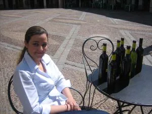 LA NOVIA. Eva Medina, que se casa en junio, en la terraza del restaurante Valvanera de la Plaza Chica de Zafra junto a los vinos que elabora y se sirven en numerosas bodas extremeñas. / ALONSO DE LA TORRE