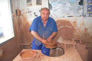 Los dos hermanos trabajando en el taller de alfarería . / J. S. P.