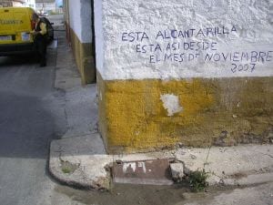 La pintada la han realizado sobre el muro de un corral en la Travesía Jovellanos. / E. G. R.