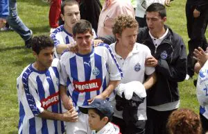 Los cerristas Jorge, Alberto y Ballarino consuelan a Juanqui tras la eliminación de su equipo. / ALFONSO