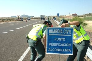 La Guardia Civil instala un control de alcoholemia en Mérida, en la campaña de hace un año. / HOY
