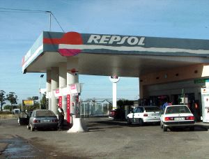 Los usuarios repostan en la gasolinera de la Carretera de Olivenza                                                      en Badajoz. / HOY