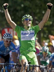 El cántabro entrando vencedor en la meta de Digne-Les-Bains. / AP