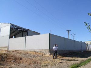 El tendido eléctrico pasa justo por encima de la nave industrial en construcción.|R.HABA