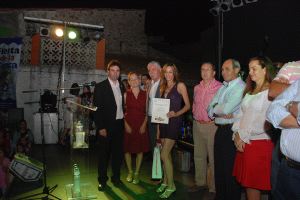 Almudena Cid con Tovar, Rebeca Caballero y el alcalde de Mata de Alcántara, y a la derecha, con Sergio Lorenzo, de la Asociación de Periodistas, entidad también premiada. / S.E.