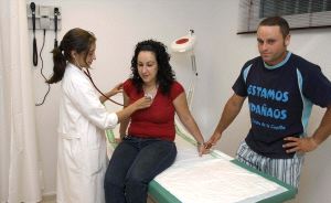 Una médico atiende a una paciente en el Centro de Urgencias. / JOSÉ VICENTE ARNELAS