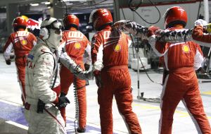 Massa arrastró la manguera de la gasolina y hubo que recogerla. / AP