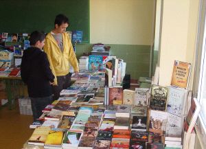 Una exposición de documentos mercantiles destaca en la feria del libro del instituto
