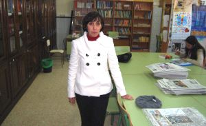 La directora, Marisol Balboa, en la biblioteca. / JSP