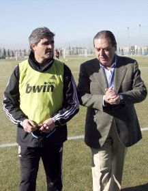 Juande Ramos y Vicente Boluda en Valdebebas durante el entrenamiento de ayer. / EFE