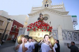 Salida de la procesión ayer desde las Adoratrices. EMILIO PIÑERO