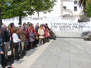 Los vecinos de Valencia de Alcántara se manifestaron para mostrar su repulsa por el asesinato. / HOY