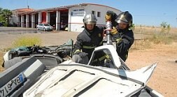 Dos bomberos del Parque de Mérida en plenas labores de excarcelación de un vehículo. / BRÍGIDO