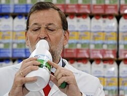 Rajoy prueba la leche en la fábrica de Central Lechera Asturiana en Siero. / REUTERS