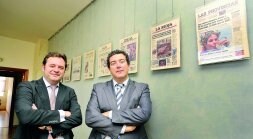 Ángel Ortiz y Julián Quirós, en las instalaciones del periódico. / J.V. ARNELAS