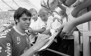 Kaká firma autógrafos antes de un entrenamiento en Tallín. / AP
