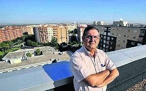 Antonio Marín, en la azotea del edificio pacense donde están las dependencias de Tráfico. Era la primera vez que subía hasta aquí. / JOSÉ VICENTE ARNELAS