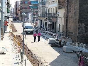 Aspecto que presentaba ayer la calle Villanueva en obras.