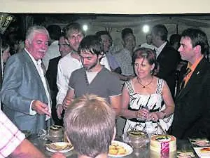 Alberto Amarilla, entre Tovar y la alcaldesa Heras, degustando tencas el sábado en Monroy. /S.E.