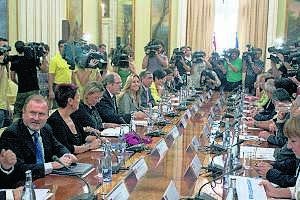 El ministro de Educación y la ministra de Sanidad, durante la reunión con los consejeros autonómicos de educación./ EFE
