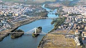 Panorámica aérea del río Guadiana a su paso por Badajoz, cuyo cauce se salva por los puentes Real, Universidad, Puerta Palmas                                           y de la Autonomía. / CASIMIRO