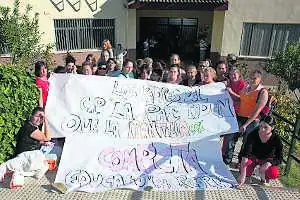 Madres y padres del colegio de La Paz que ayer se concentraron con pancarta en mano a las puertas del centro educativo de La Data. / ANDY SOLÉ