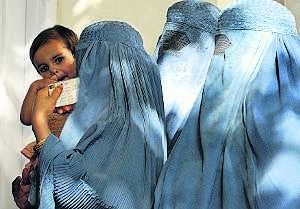 Varias mujeres afganas ataviadas con burkas hacen cola en un colegio de Kabul durante las elecciones de agosto. / AFP