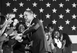 Obama saluda a un grupo de seguidores durante el mitin del gobernador Corzine. / REUTERS