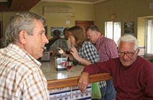 Los vecinos comentan la noticia del escándalo de Plasenzuela. / ARMANDO MÉNDEZ