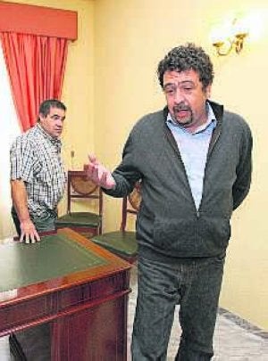 Leopoldo Barrantes en primer término; al fondo, el alcalde Adrián González. / LORENZO CORDERO