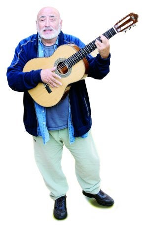 Peret de nuevo con la guitarra. / EFE