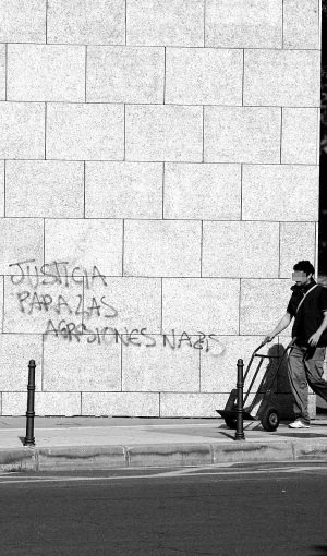 Pintada en la fachada del Palacio de Justicia de Cáceres. /ARMANDO