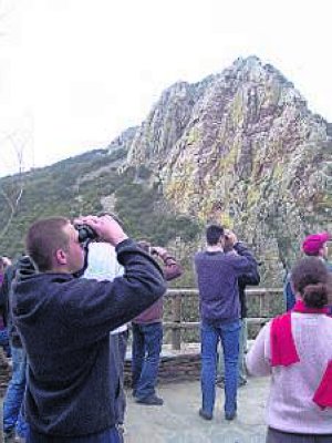 Visitantes frente al 'Cancho del Gitano', símbolo del Parque Nacional extremeño. / PALMA