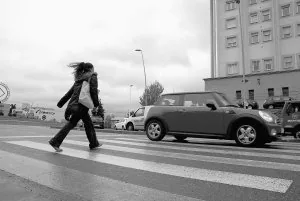 Una joven atraviesa uno de los pasos de peatones de la rotonda del Velada al mismo tiempo que un coche pasa por ella. ::                             BRÍGIDO