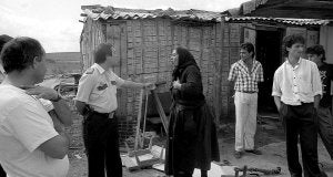 1996. Emeterio Corchado (actual jefe de la Policía Local), en El Carrucho. ::                             L. CORDERO                                                1997. Poblado de El Junquillo. Al fondo, los bloques A, B y C de la calle Ródano. ::                             LORENZO CORDERO                                                2009, noviembre. Levantamiento de las 16 casetas en la calle Ródano. ::                             LORENZO CORDERO
