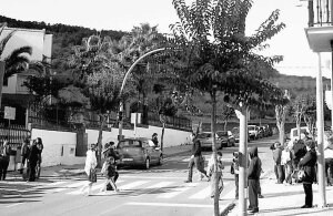 Escolares cruzando con el semáforo apagado. ::                             P. D. CRUZ