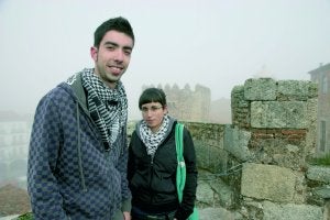 Jorge y Cora, dos estudiantes emeritenses, estuvieron en la lista de los primeros en pisar la Torre de los Púlpitos ayer. ::                             ARMANDO MÉNDEZ
