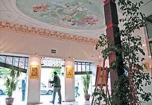 El Cronos pintado por Adelardo Covarsí ha vuelto a la bóveda de la antigua casa Álvarez Buiza en Plaza de España. ::                             CASIMIRO MORENO