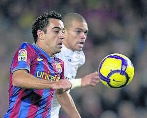Xavi y Pepe durante el clásico de noviembre. El capitán azulgrana seguirá siendo clave. El central luso, lesionado, deberá esperar. ::
HOY